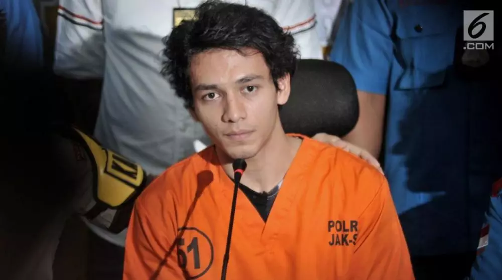 Terseret kasus narkoba, ini potret 10 seleb kenakan baju tahanan © 2020 brilio.net