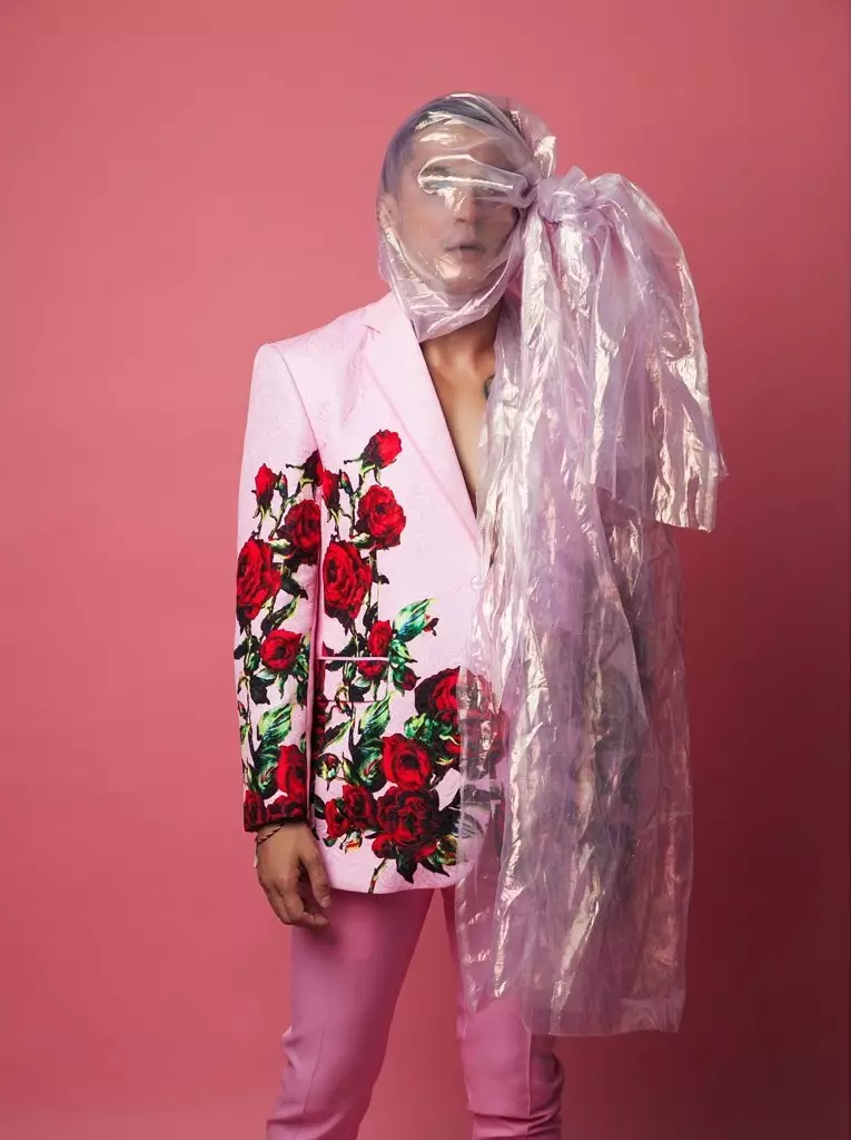 seleb busana plastik © 2020 brilio.net