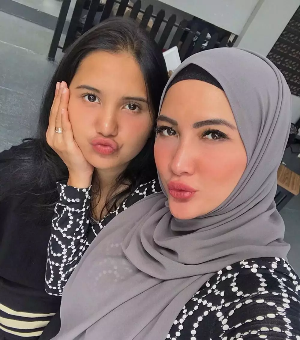Natalie Sarah dan sang anak, bak kakak adik Instagram
