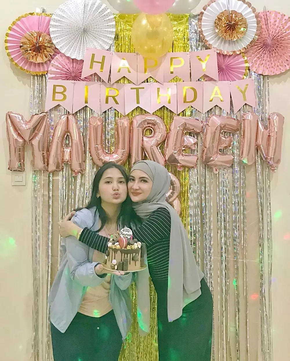 Natalie Sarah dan sang anak, bak kakak adik Instagram