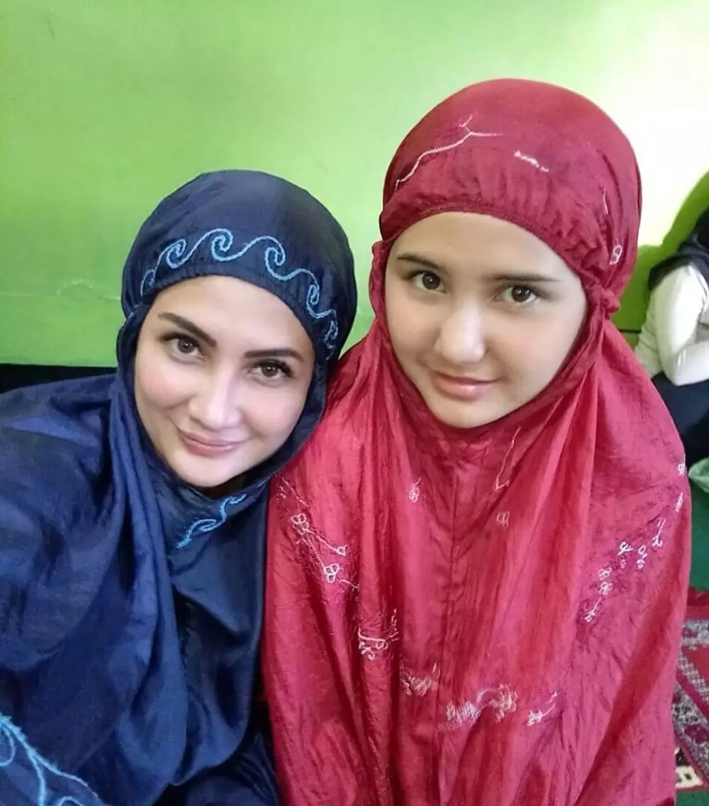 Natalie Sarah dan sang anak, bak kakak adik Instagram