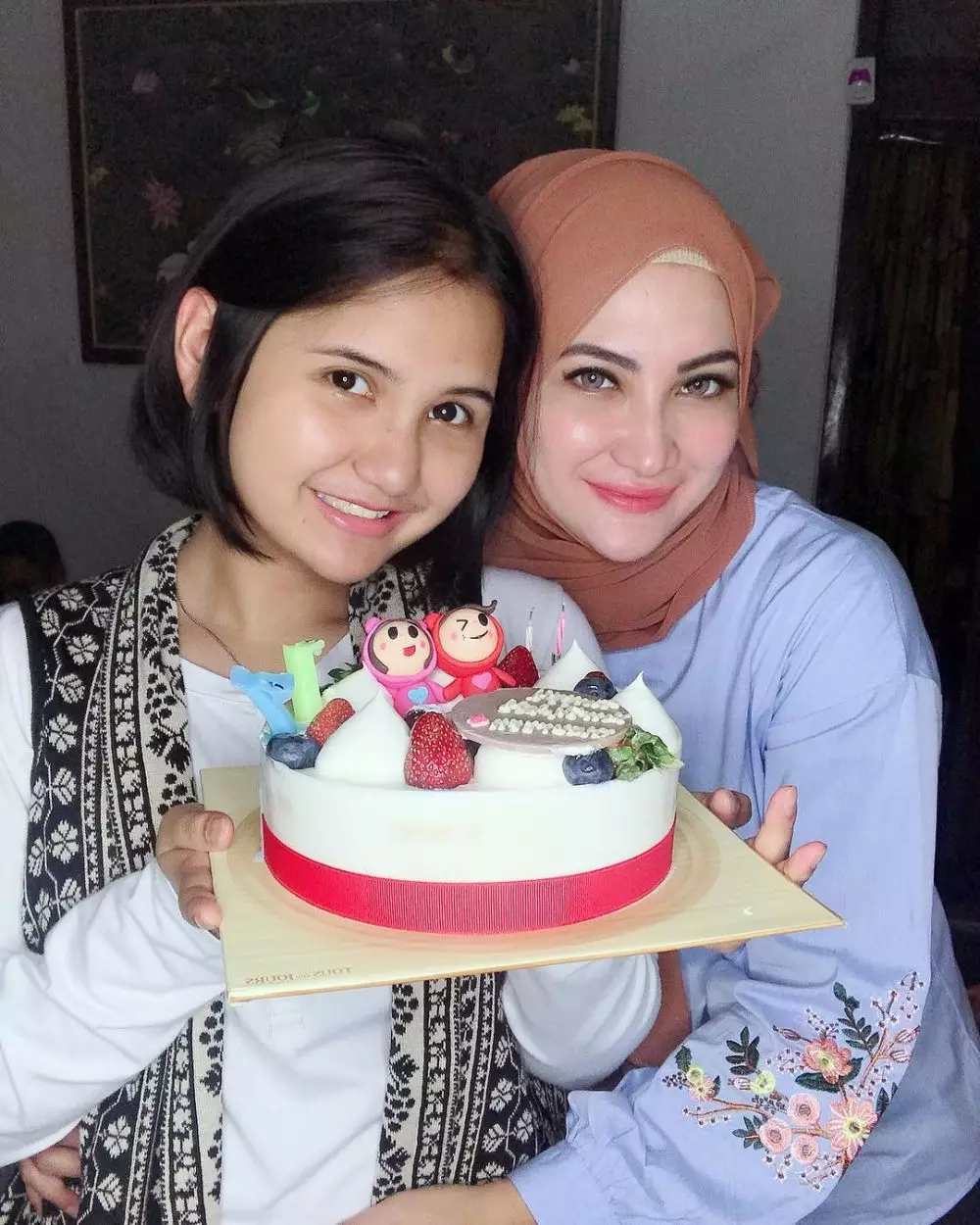 Natalie Sarah dan sang anak, bak kakak adik Instagram