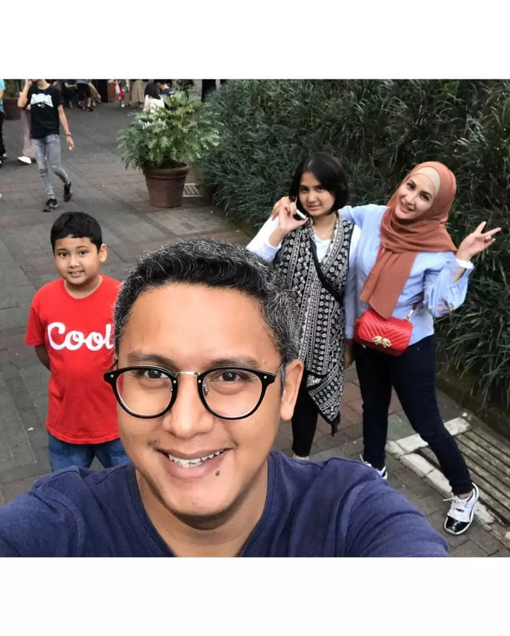 Natalie Sarah dan sang anak, bak kakak adik Instagram