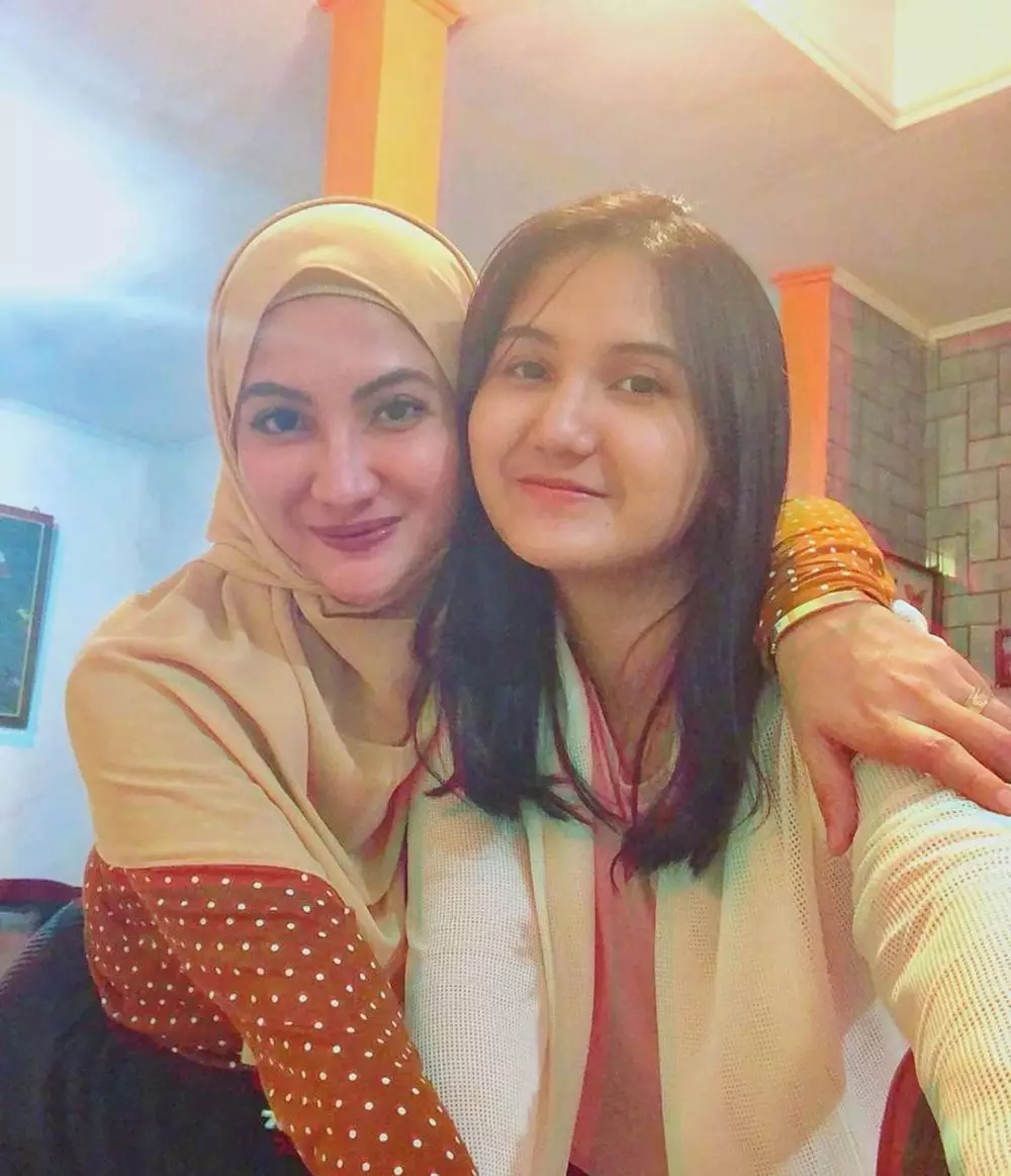 Natalie Sarah dan sang anak, bak kakak adik Instagram