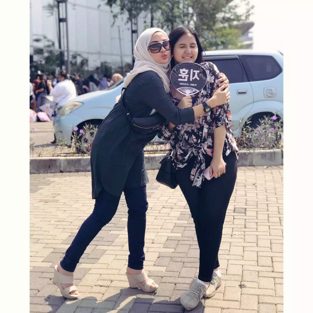 Natalie Sarah dan sang anak, bak kakak adik Instagram