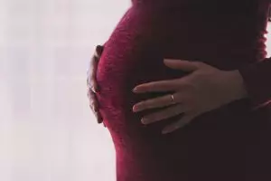 Benarkah perempuan bisa hamil saat berenang bersama laki-laki?