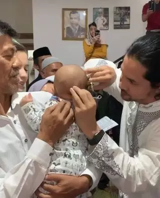 Momen akikah anak Kimbery Ryder Instagram