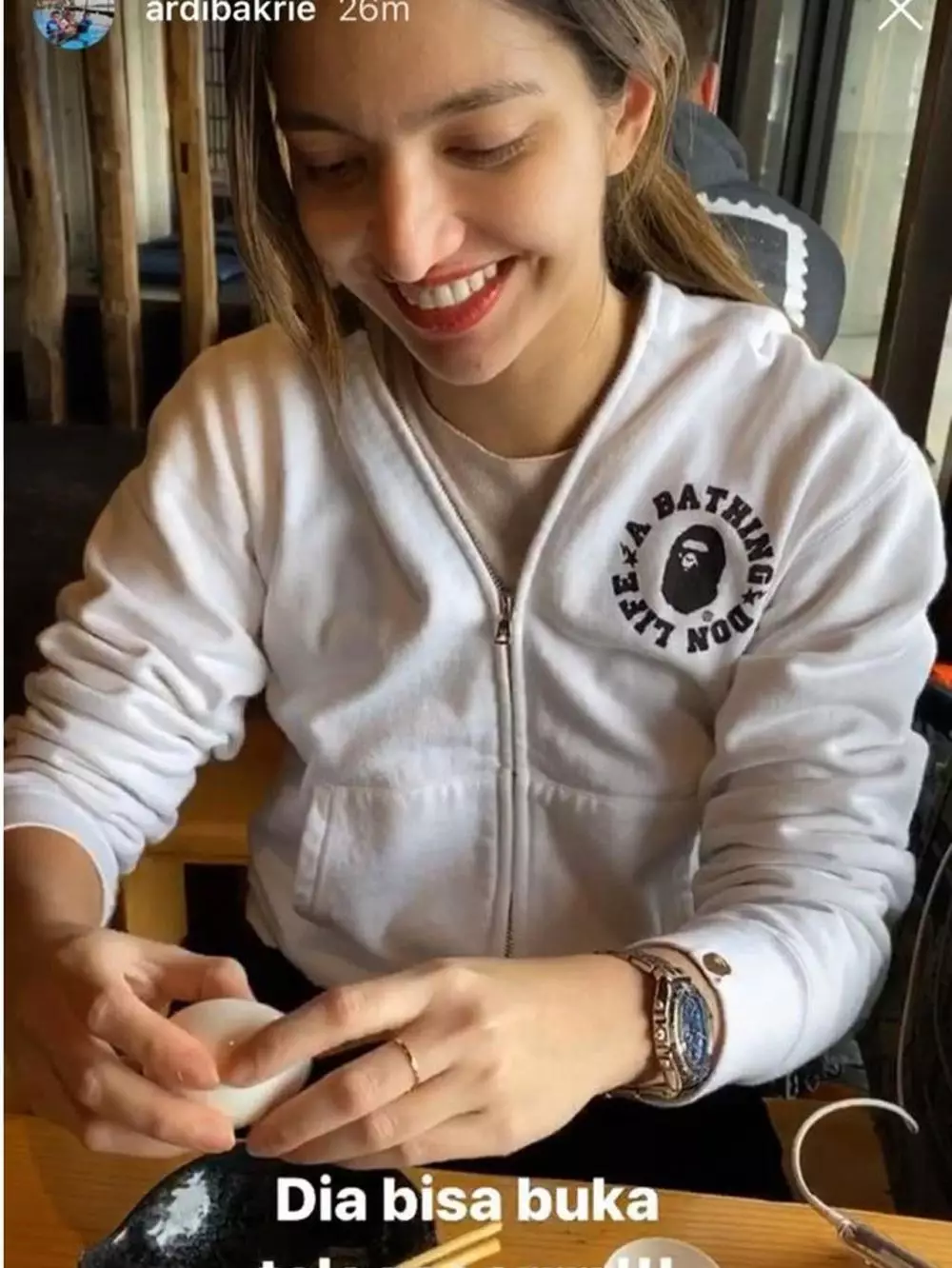 Nia Ramadhani pecahin telur  Instagram  Nia Ramadhani pecahin telur  Instagram