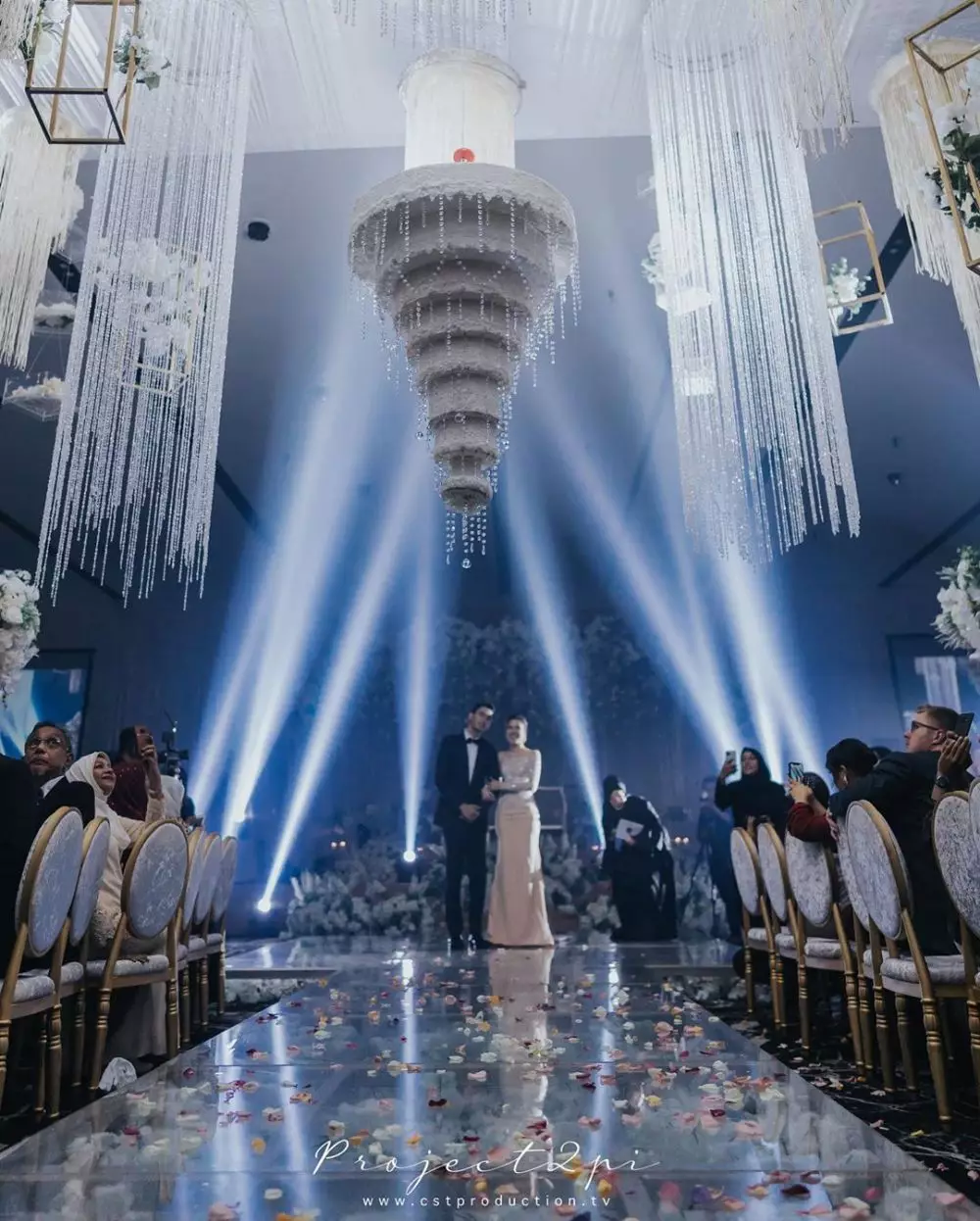 potret pernikahan unik kue menjuntai Instagram