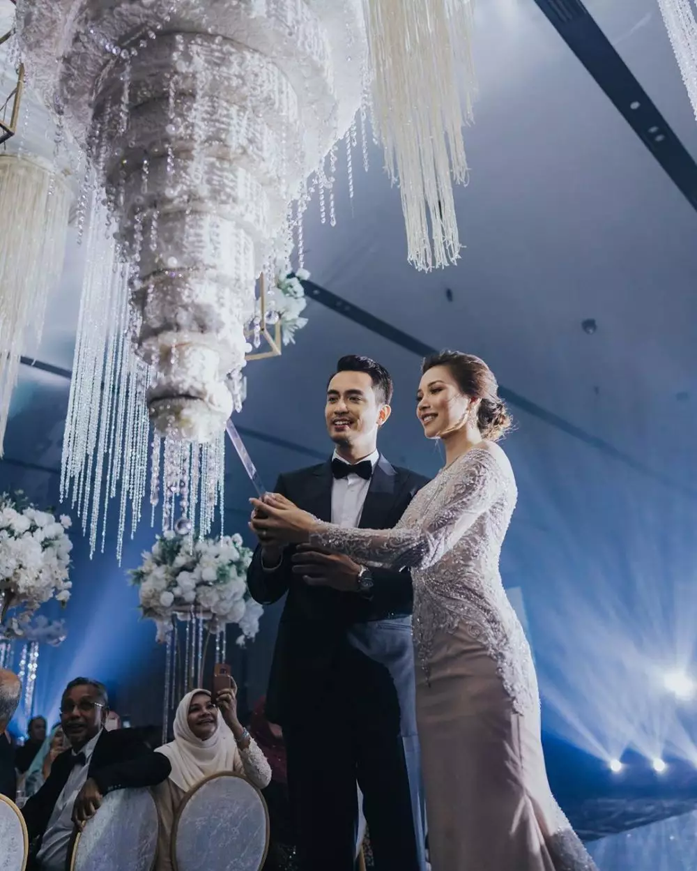 potret pernikahan unik kue menjuntai Instagram