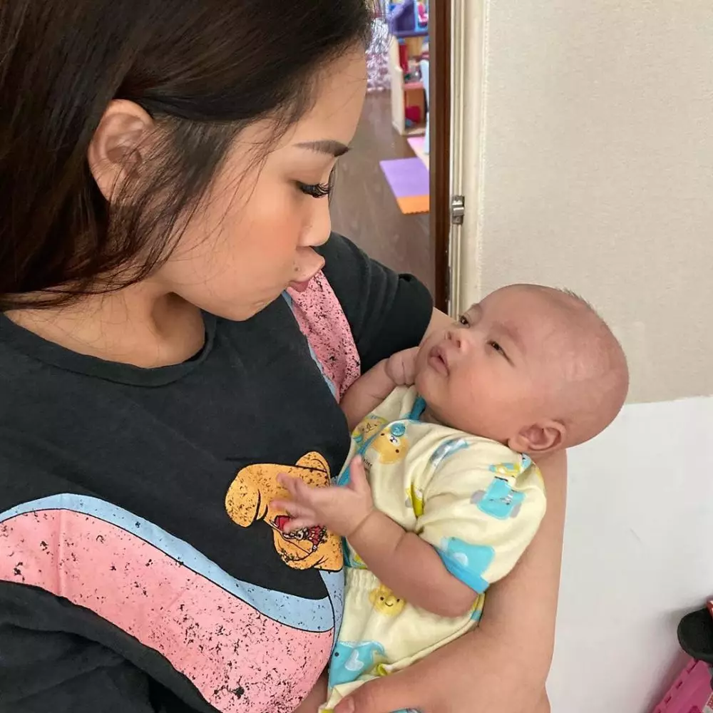 5 potret Nagita Slavina gendong anak Syahnaz Instagram