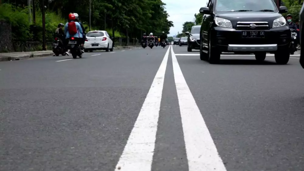 Mengenal warna marka jalan dan fungsinya Brilio.net  Mengenal warna marka jalan dan fungsinya Brilio.net