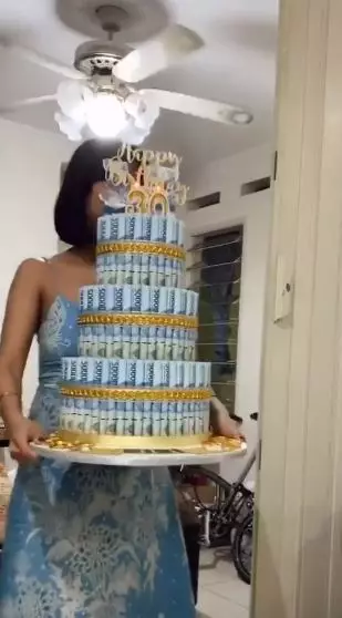 Seleb dapat kejutan kue ulang tahun pakai uang asli Instagram