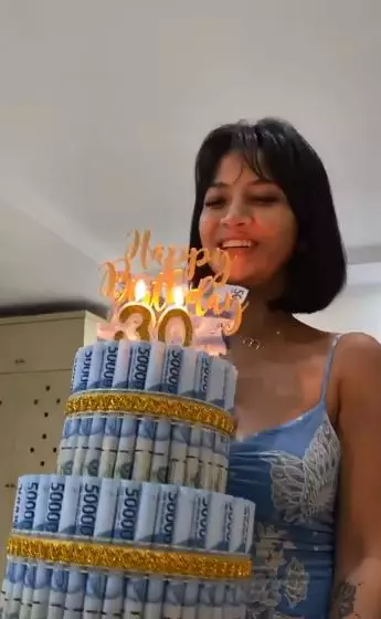 Seleb dapat kejutan kue ulang tahun pakai uang asli Instagram