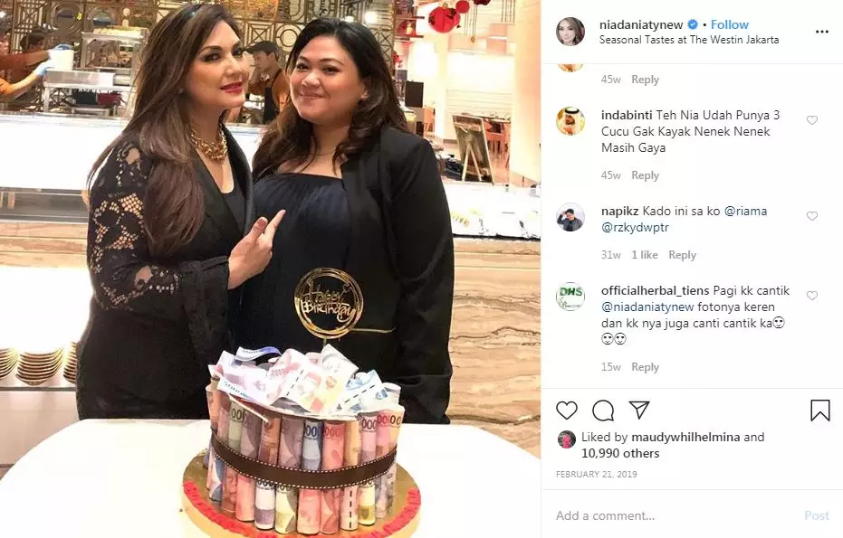 Seleb dapat kejutan kue ulang tahun pakai uang asli Instagram