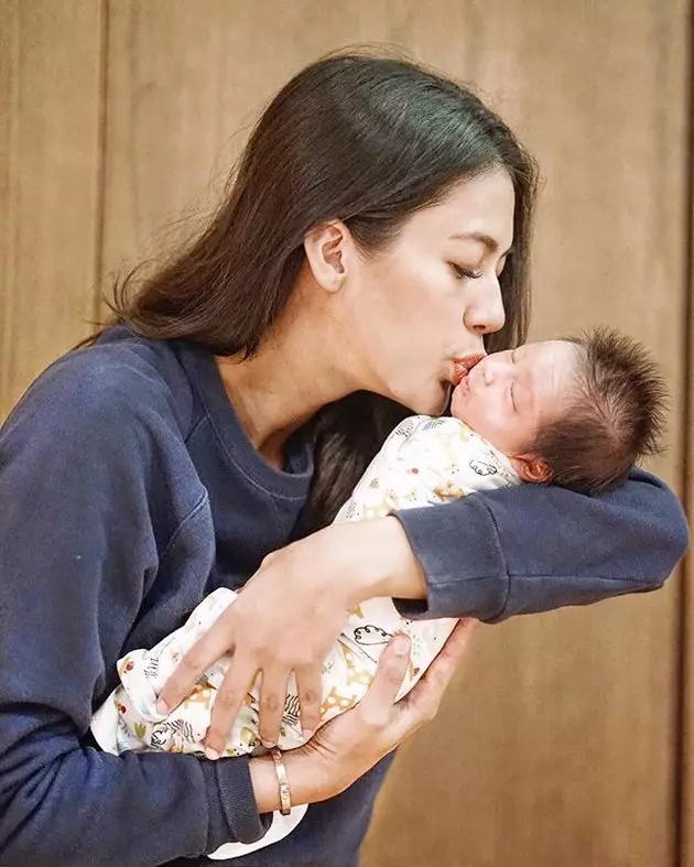 Momen seleb gendong anak pertama  Instagram 