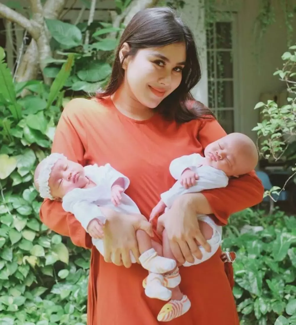 Momen seleb gendong anak pertama  Instagram 