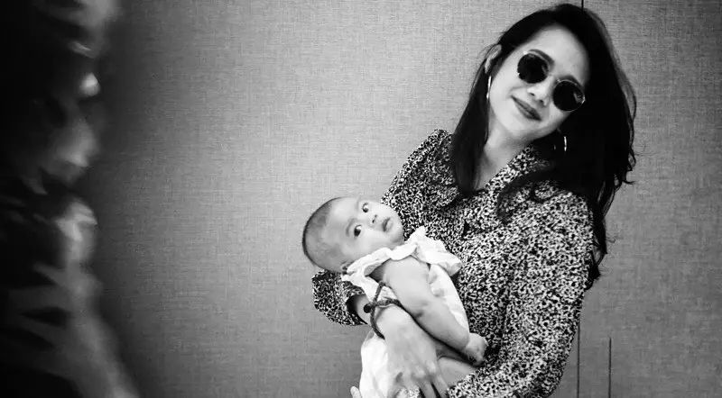 Momen seleb gendong anak pertama  Instagram 