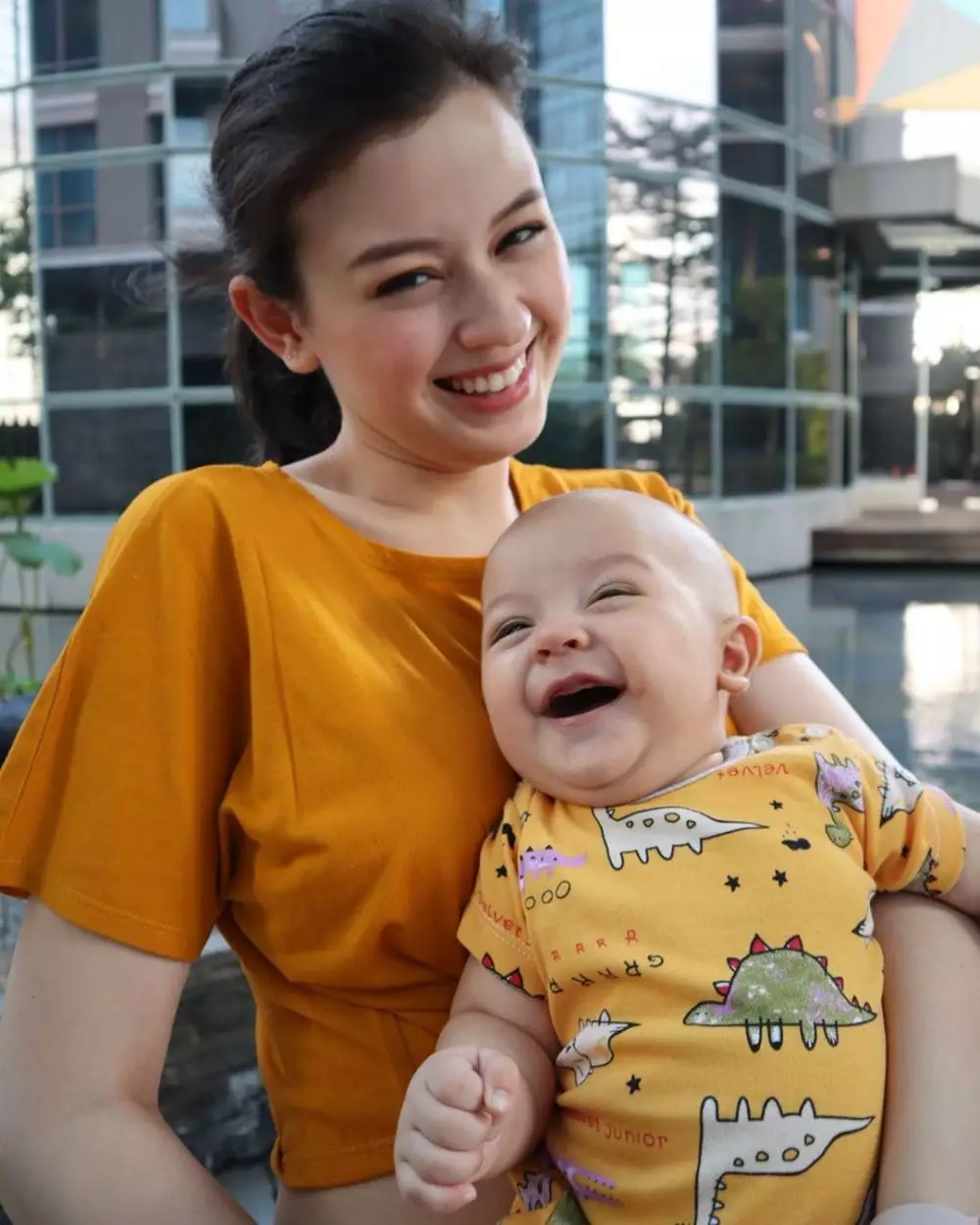 Momen seleb gendong anak pertama  Instagram 