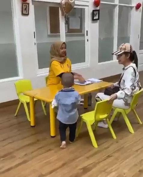 bella shofie ambil rapot anak © 2020 brilio.net