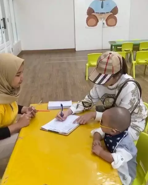 bella shofie ambil rapot anak © 2020 brilio.net