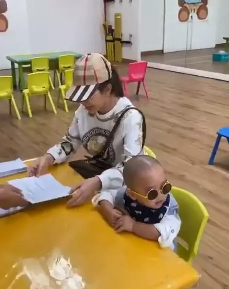 bella shofie ambil rapot anak © 2020 brilio.net