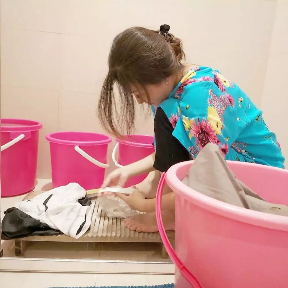 Potret Sarwendah nyuci baju sendiri  Instagram