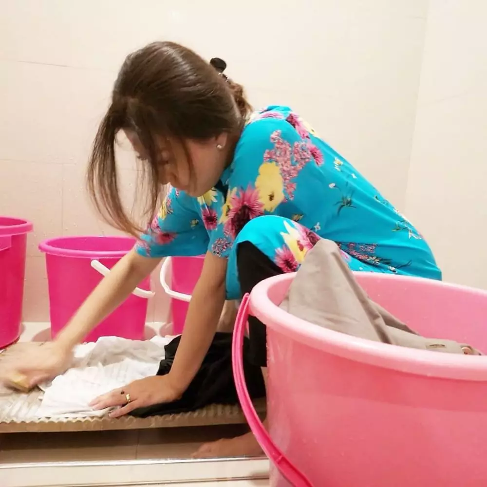 Potret Sarwendah nyuci baju sendiri  Instagram