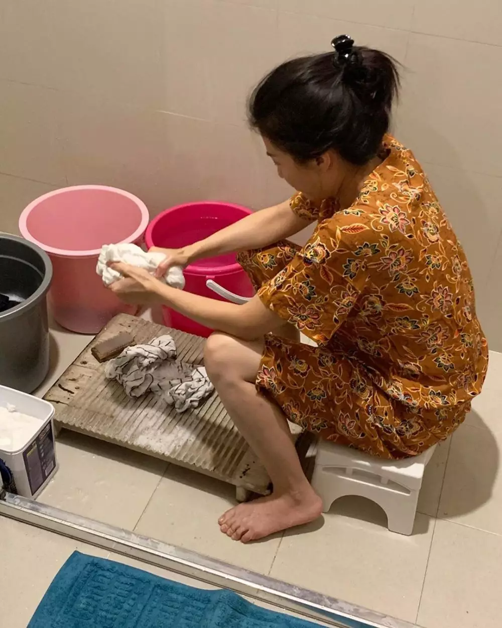 Potret Sarwendah nyuci baju sendiri  Instagram