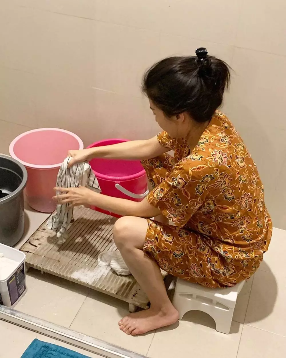 Potret Sarwendah nyuci baju sendiri  Instagram