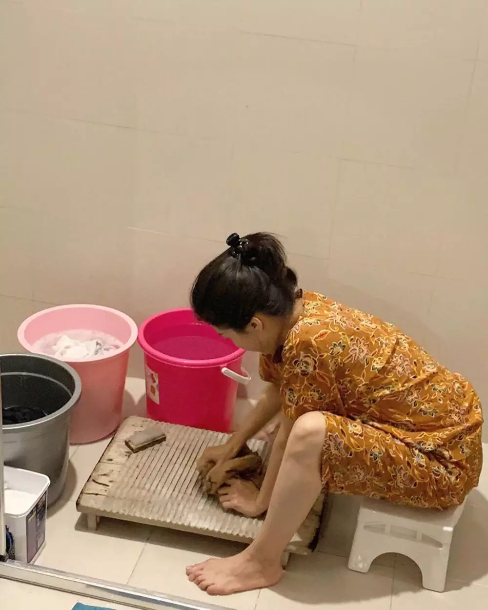 Potret Sarwendah nyuci baju sendiri  Instagram