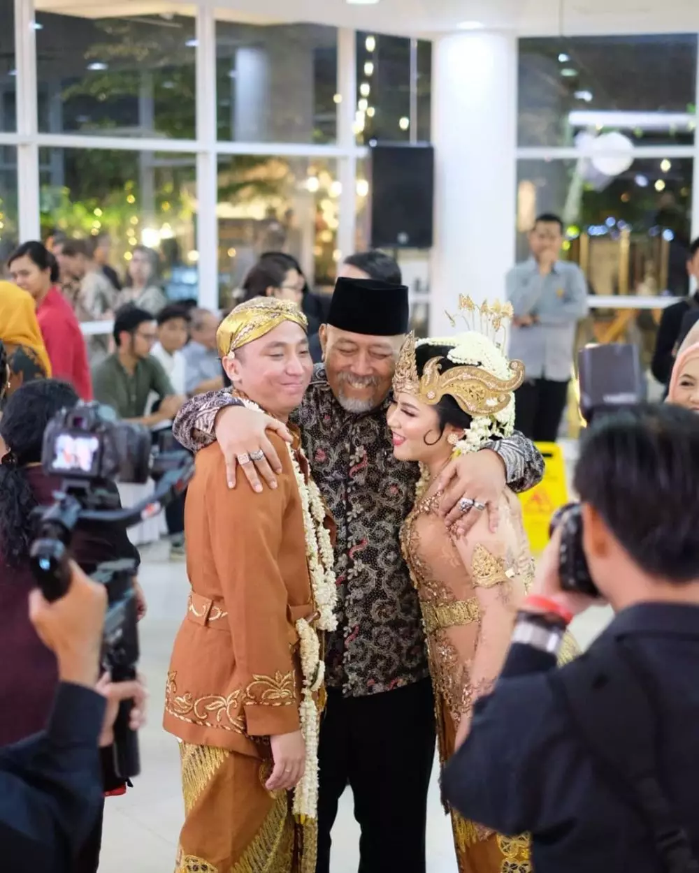 Pernikahan Satrio anak Dono 'Warkop' berbagai sumber