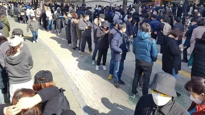 Potret antrean warga Daegu beli masker Instagram  Potret antrean warga Daegu beli masker Instagram