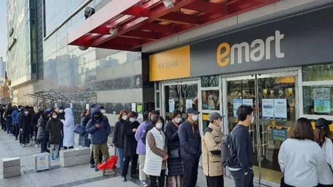 Potret antrean warga Daegu beli masker Instagram  Potret antrean warga Daegu beli masker Instagram