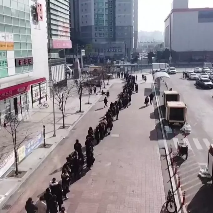 Potret antrean warga Daegu beli masker Instagram  Potret antrean warga Daegu beli masker Instagram