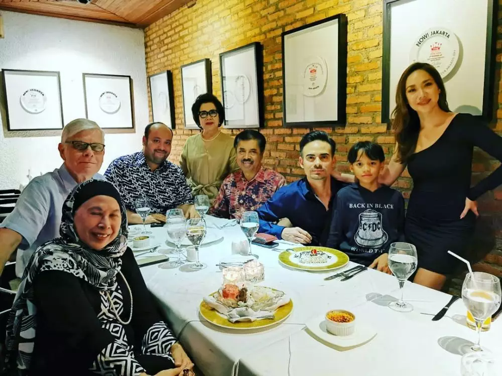 potret ibunda BCL yang miliki paras cantik Instagram