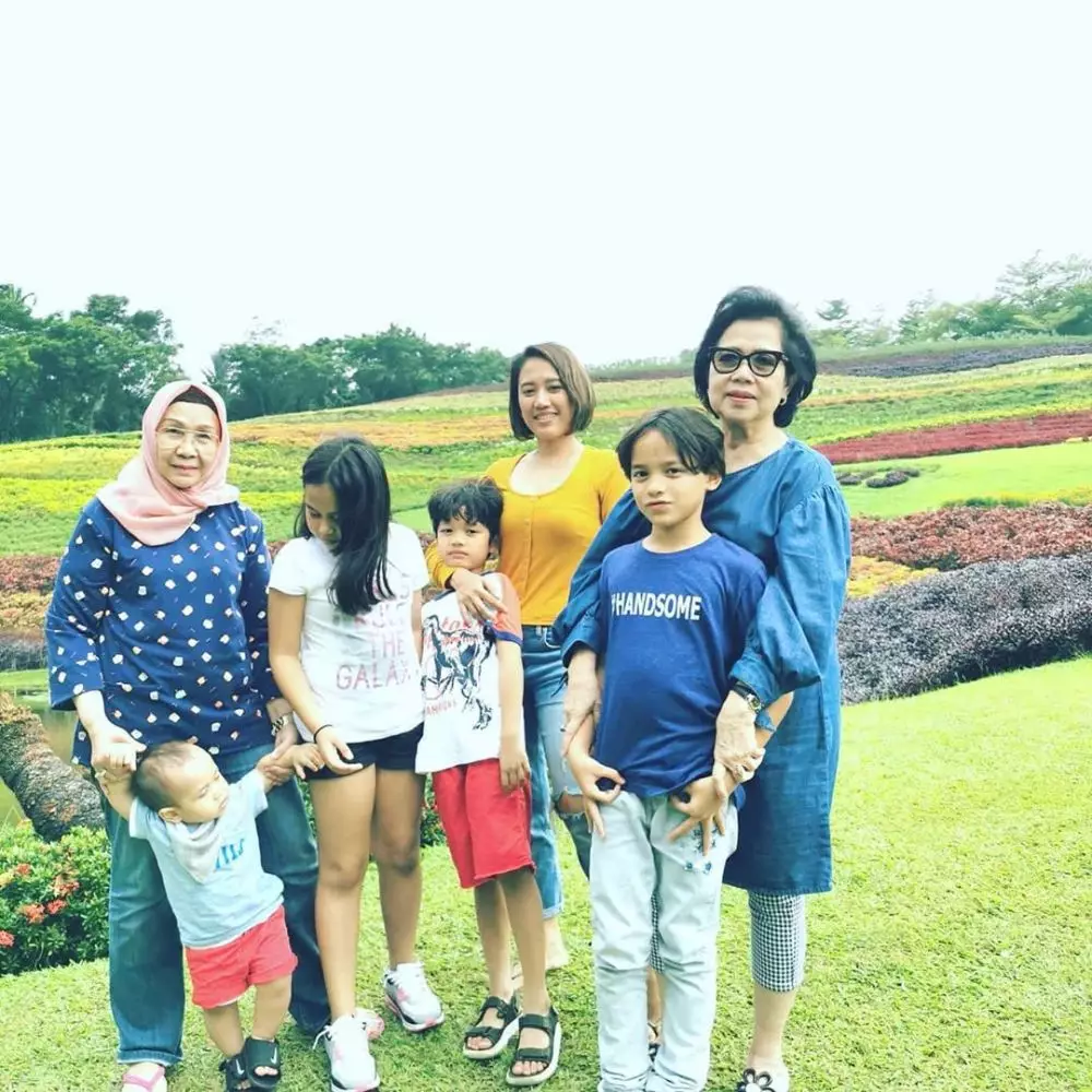 potret ibunda BCL yang miliki paras cantik Instagram