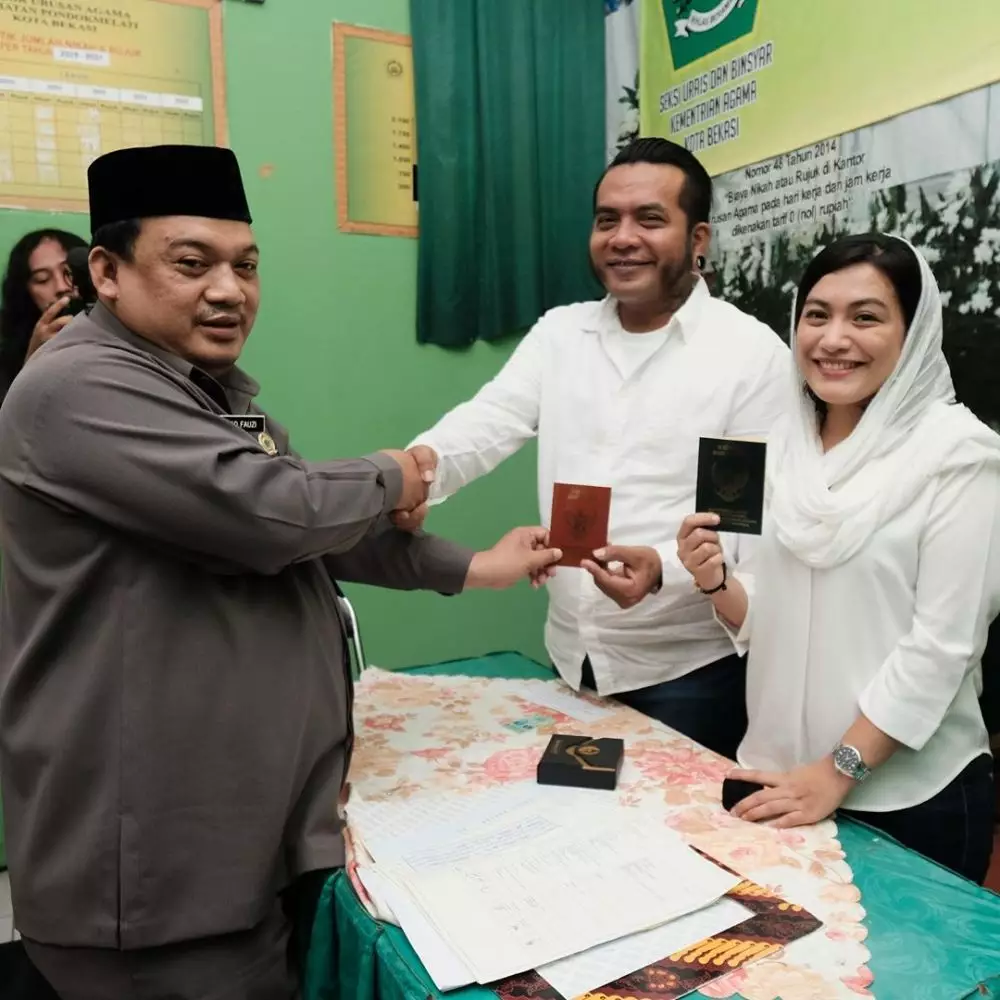 Momen kedekatan Erix Soekamti dan kedua istrinya Instagram  Momen kedekatan Erix Soekamti dan kedua istrinya Instagram