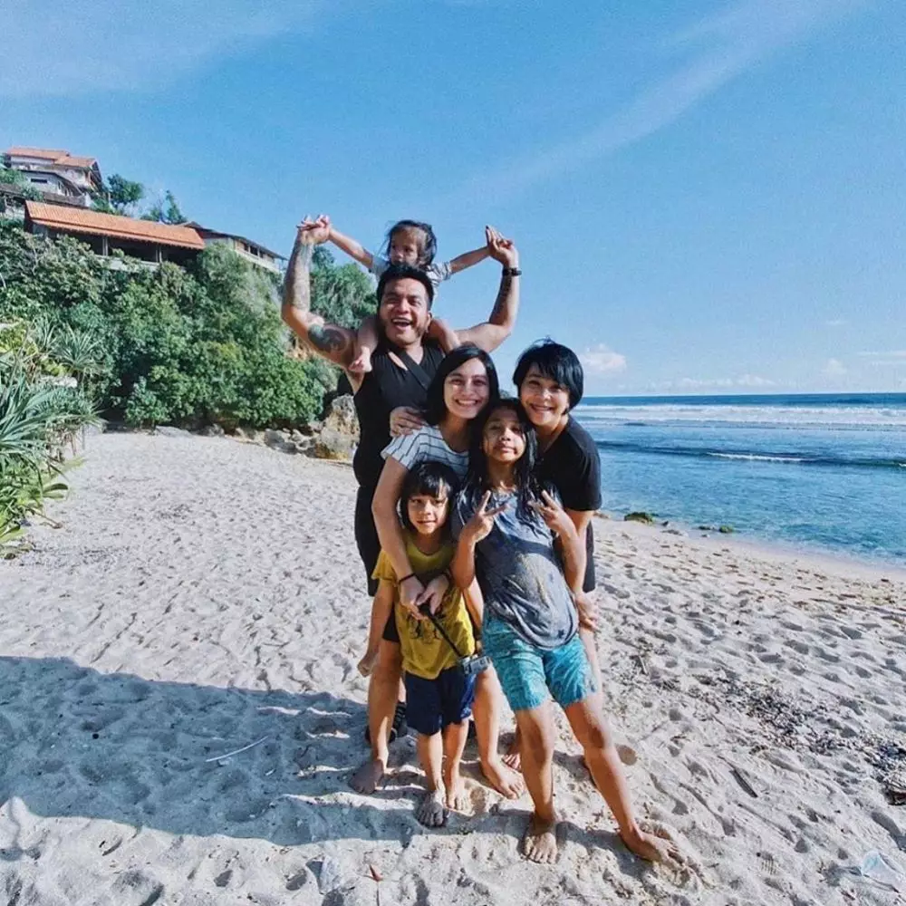 Momen kedekatan Erix Soekamti dan kedua istrinya Instagram  Momen kedekatan Erix Soekamti dan kedua istrinya Instagram