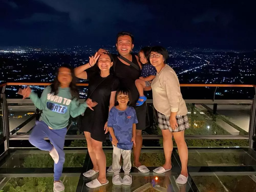 Momen kedekatan Erix Soekamti dan kedua istrinya Instagram  Momen kedekatan Erix Soekamti dan kedua istrinya Instagram