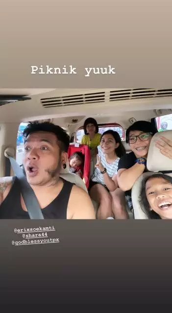 Momen kedekatan Erix Soekamti dan kedua istrinya Instagram  Momen kedekatan Erix Soekamti dan kedua istrinya Instagram