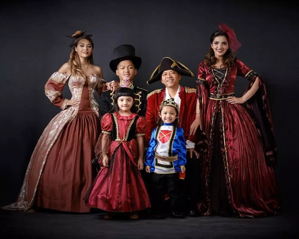 tema pemotretan keluarga anang unik dan kompak Instagram