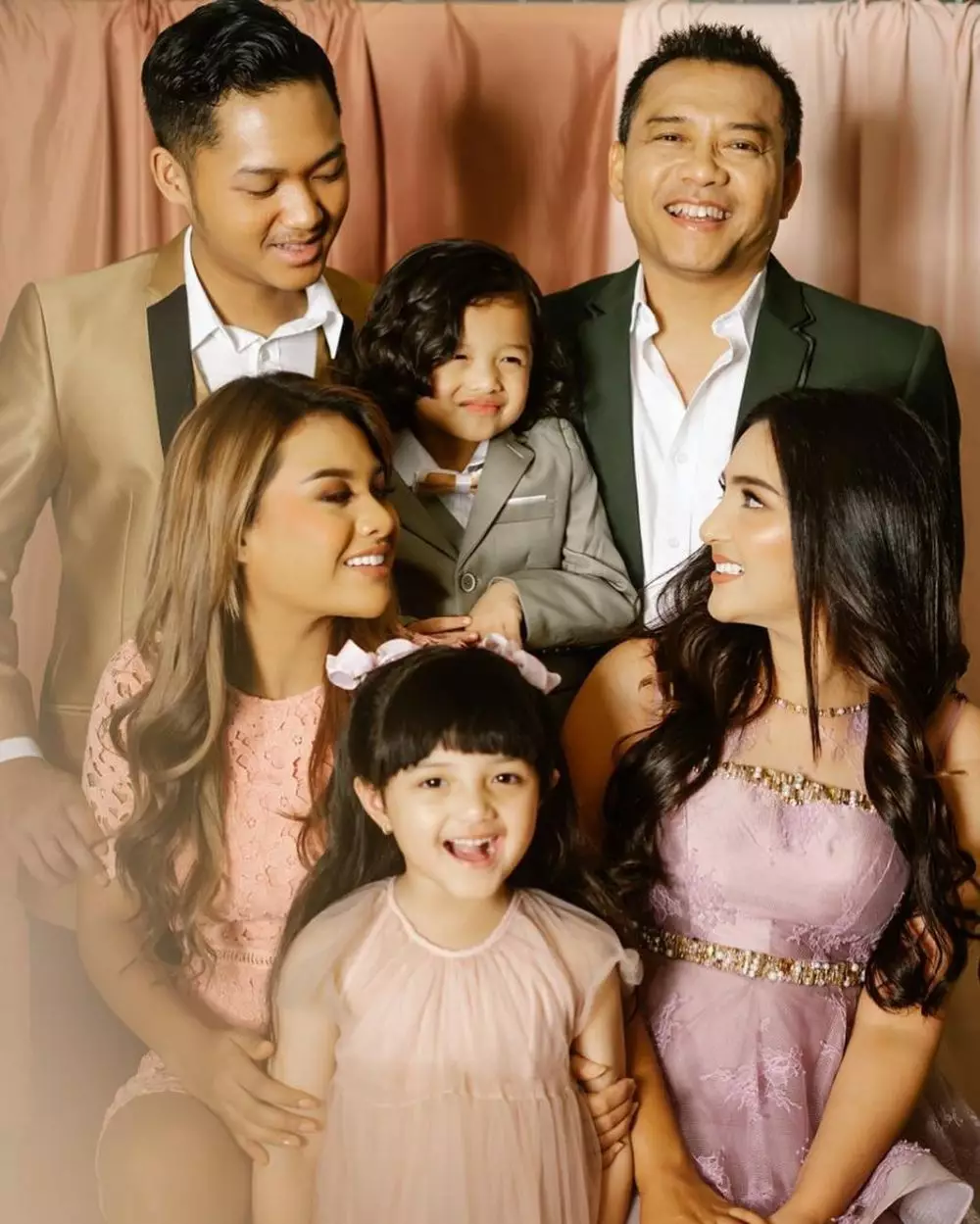 tema pemotretan keluarga anang unik dan kompak Instagram