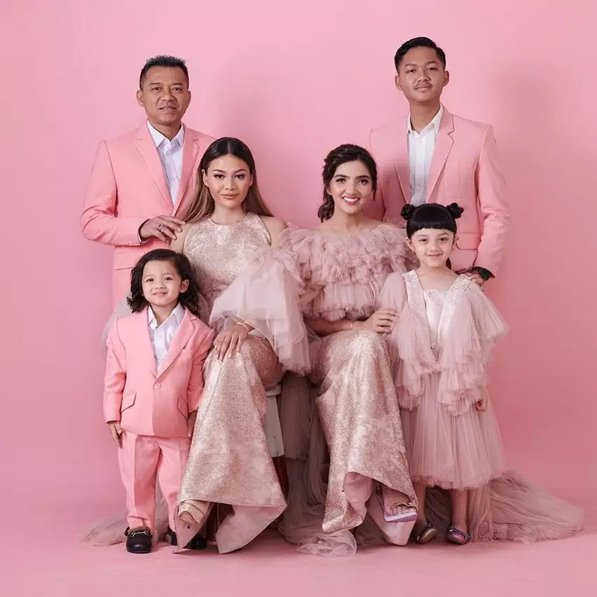 tema pemotretan keluarga anang unik dan kompak Instagram