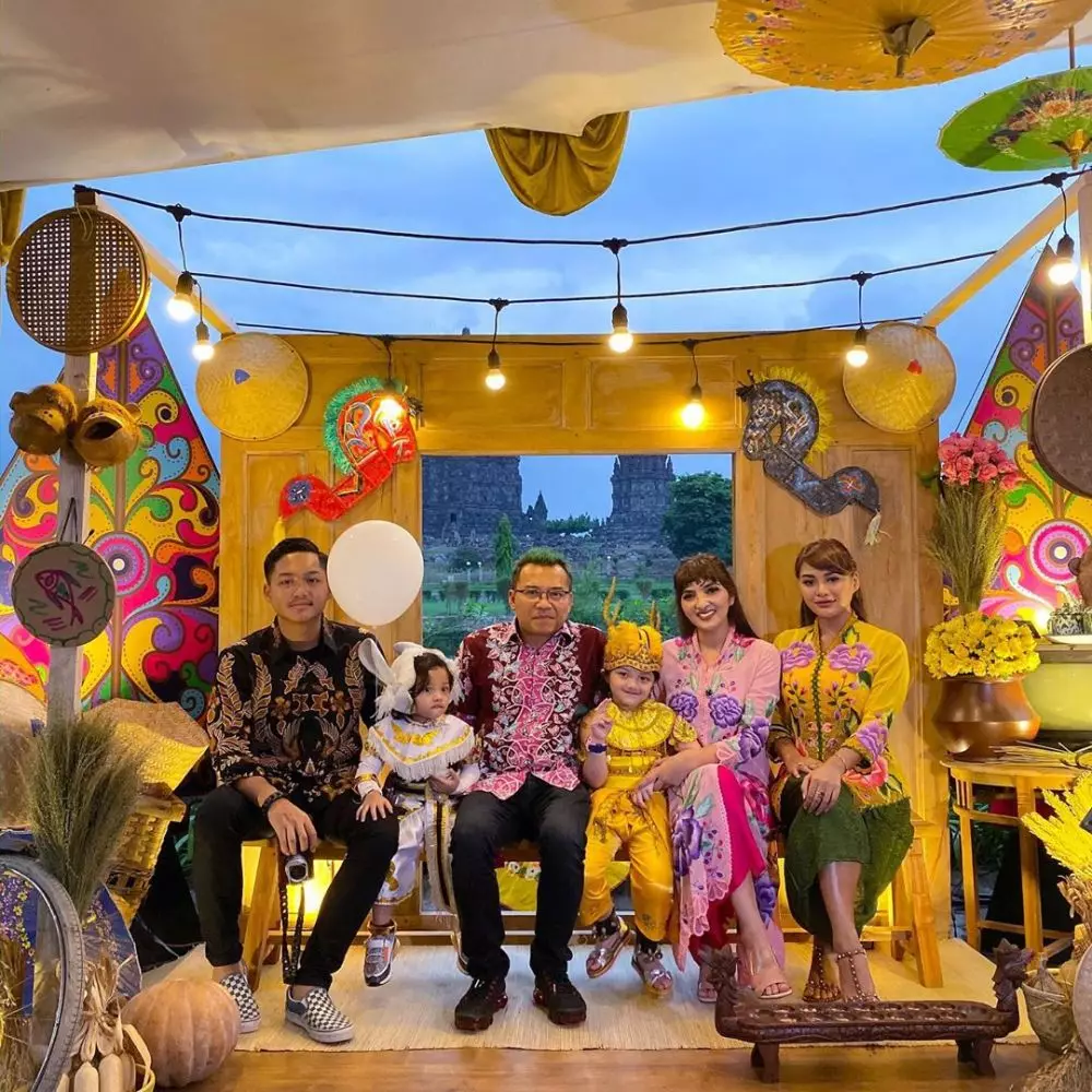 tema pemotretan keluarga anang unik dan kompak Instagram