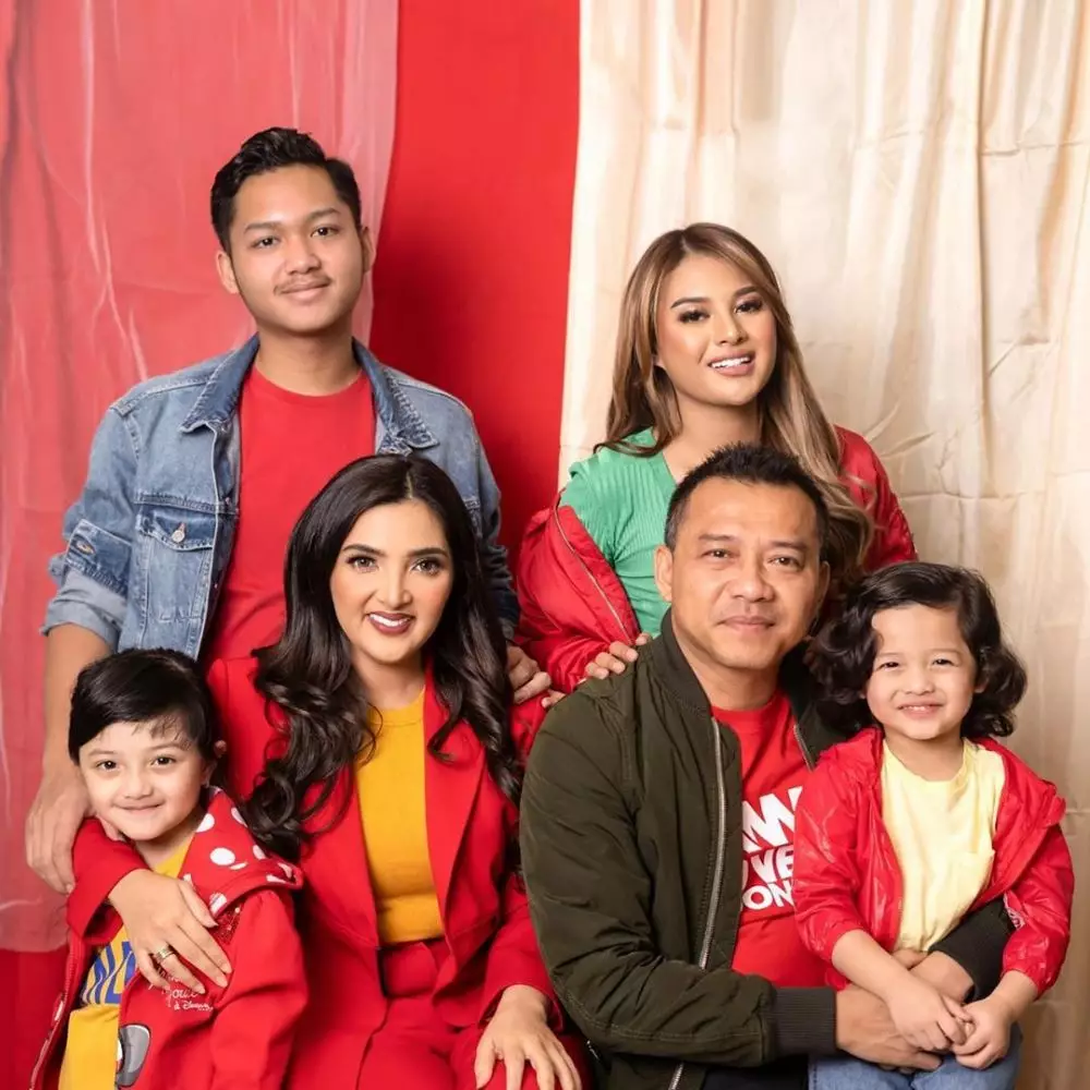 tema pemotretan keluarga anang unik dan kompak Instagram