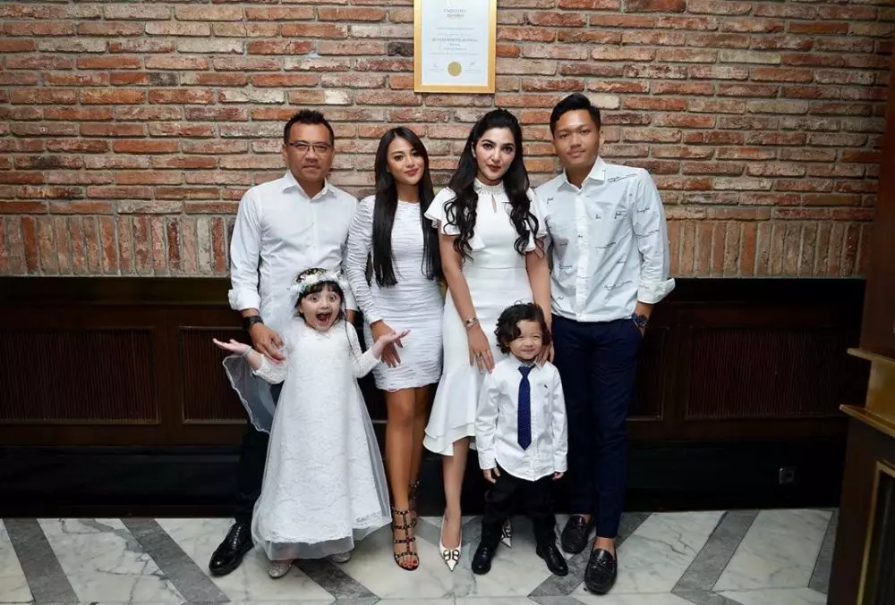 tema pemotretan keluarga anang unik dan kompak Instagram