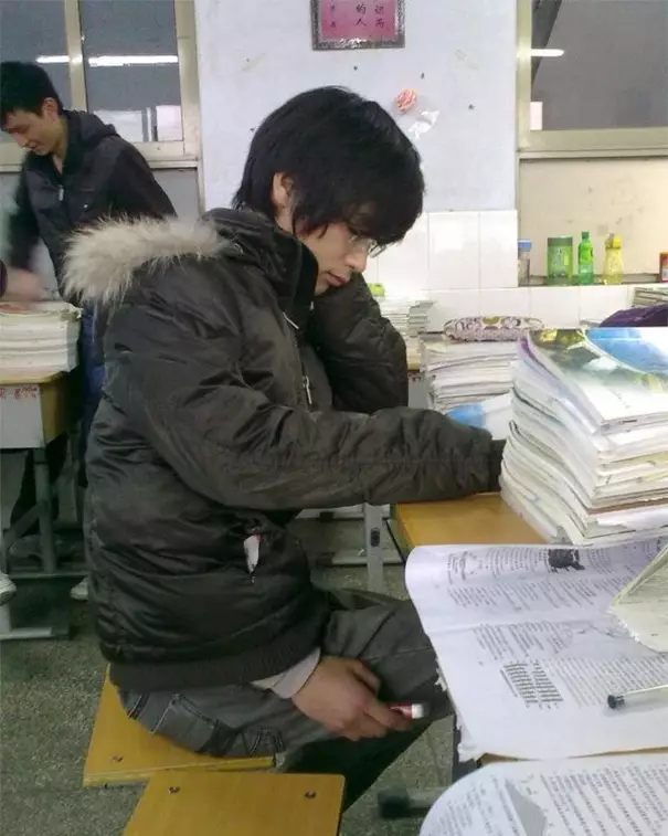 15 Potret cara mencontek unik boredpanda.com