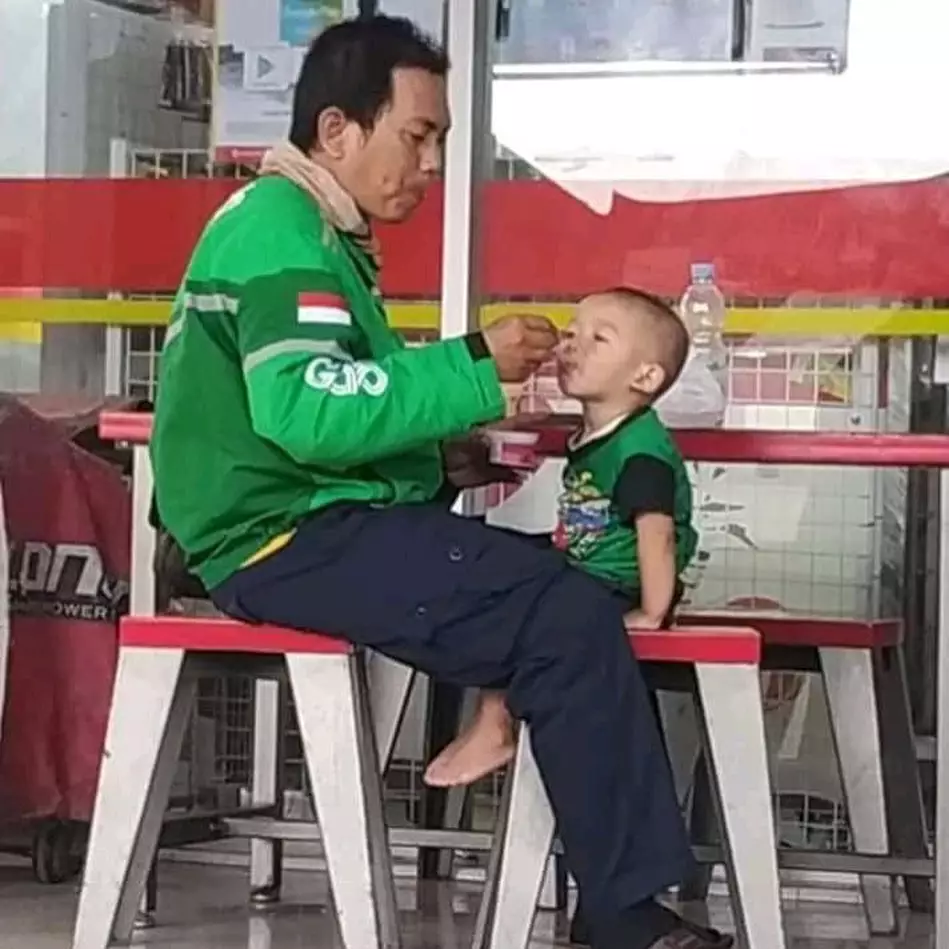 driver ojol ingat keluarga © 2020 brilio.net driver ojol ingat keluarga © 2020 brilio.net