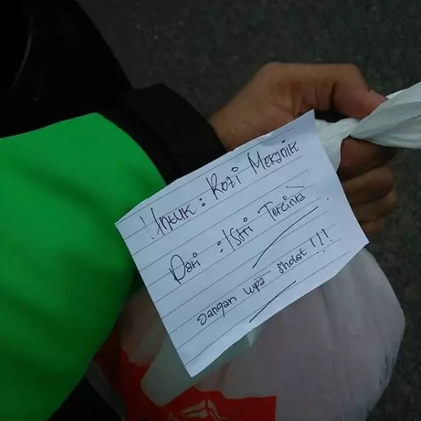 driver ojol ingat keluarga © 2020 brilio.net driver ojol ingat keluarga © 2020 brilio.net